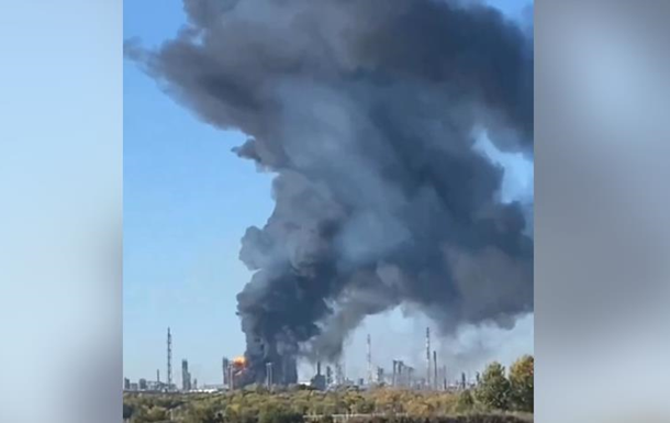 В сети показали кадры попаданий по НПЗ в Башкирии и по порту в Туапсе