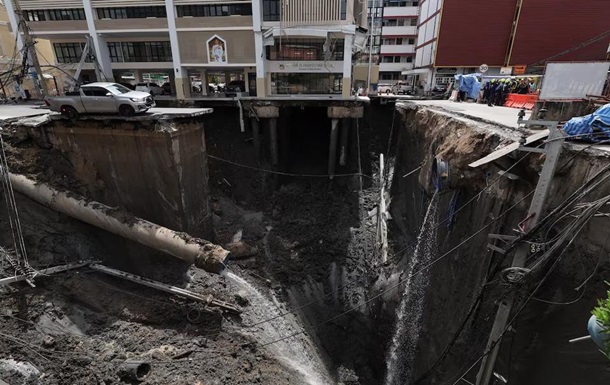 В Бангкоку коло лікарні з явилася 50-метрова вирва