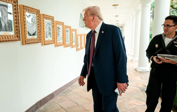 Трамп замінив портрет Байдена на фото апарата для автопідпису документів