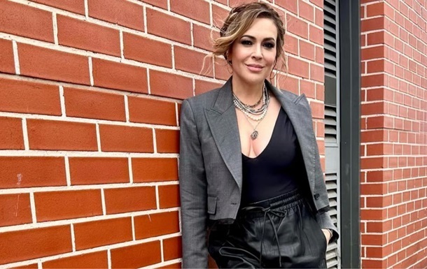 Алісса Мілано видалила грудні імпланти