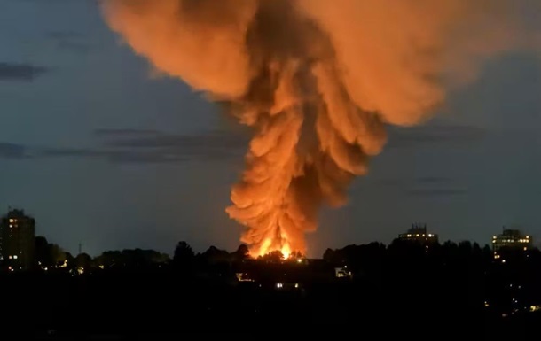 В Великобритании вспыхнул пожар после взрыва на складе