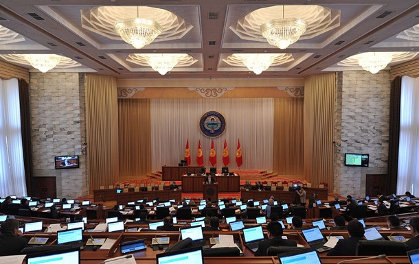 Парламент Кыргызстана впервые в истории поддержал самороспуск