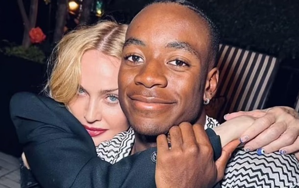 Мадонна трогательно поздравила приемного сына Дэвида с 20-летием