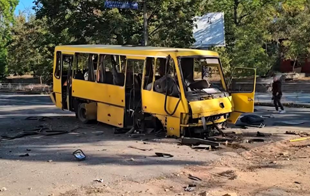 Росіяни обстріляли Херсон: влучили в маршрутку