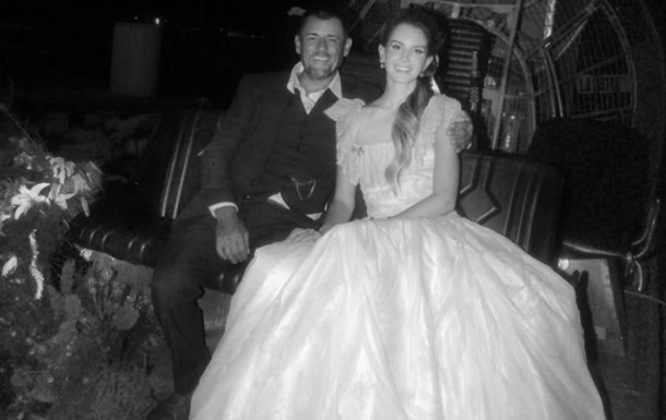 Лана Дель Рей поделилась архивными фотографиями со свадьбы