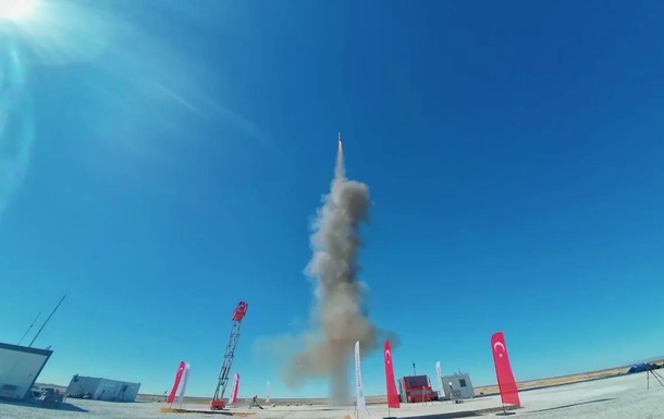 Турция провела запуск собственной дальнобойной ракеты с морской платформы