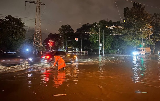Негода в Одесі: вулиці підтоплені, водолази шукають зниклу людину