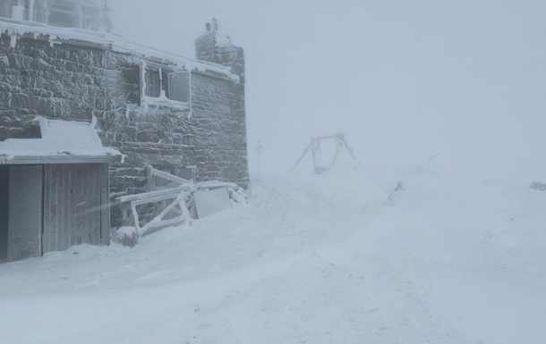 У Карпатах намело пів метра снігу й вдарив мороз