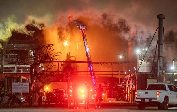 У США сталася масштабна пожежа на НПЗ