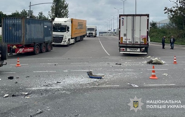 Под Львовом маршрутка столкнулась с грузовиком: есть пострадавшие