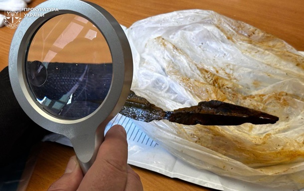 На Львівщині  чорний археолог  намагався продати артефакти ІІ-ІІІ століть