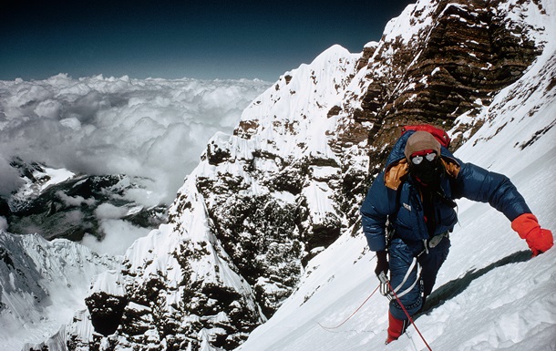 На Эвересте застряли около тысячи туристов