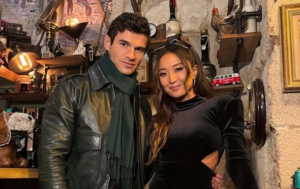 Звезды сериала Эмили в Париже Эшли Парк и Пол Форман расстались