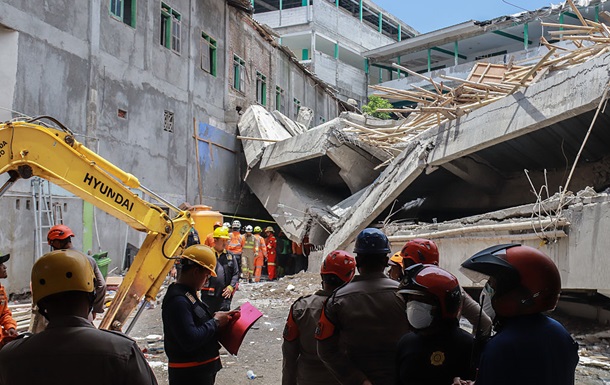 В Индонезии обрушилась школа: погибло более 50 человек