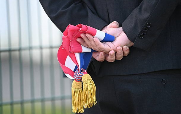 Услід за премʼєром: міністр оборони Франції подав у відставку