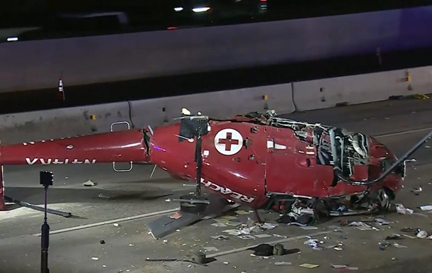 В США на автомагистраль упал вертолет: трое пострадавших