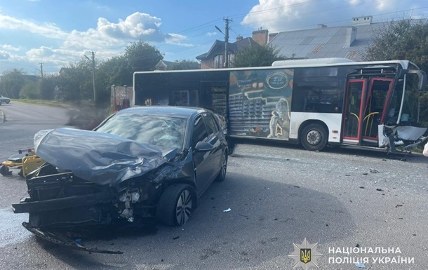 У ДТП на Львівщині постраждали п ятеро людей 