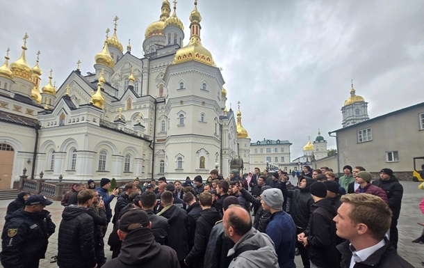 Полиция расследует провокации в Почаевской лавре во время обысков