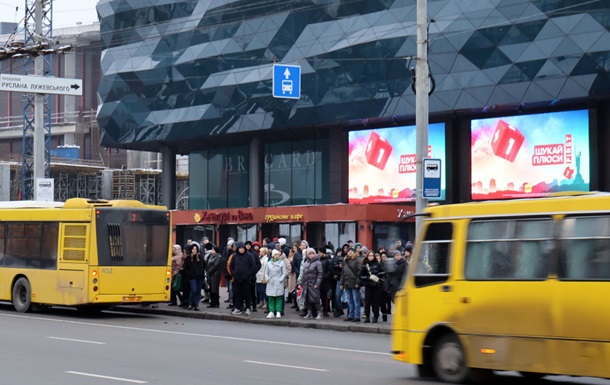 В Киеве частично заменили электротранспорт автобусами