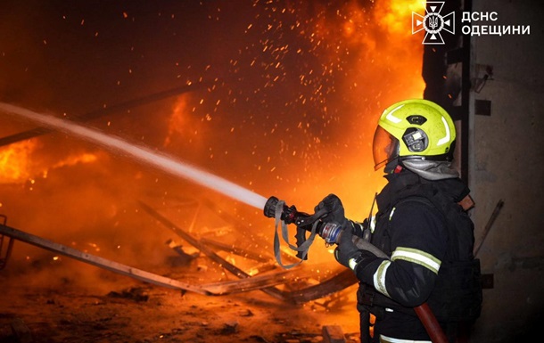 Атака на Одещину: спалахнули масштабні пожежі
