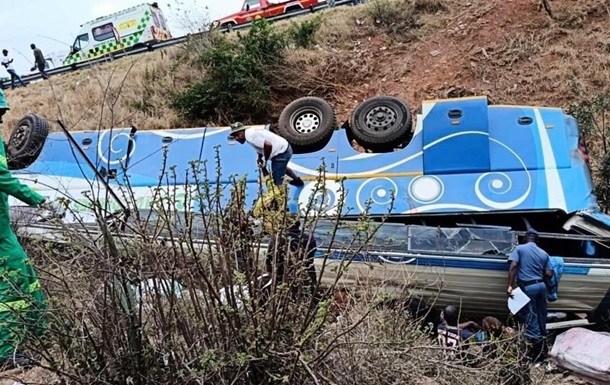 В ЮАР перевернулся автобус: погибло более 40 человек