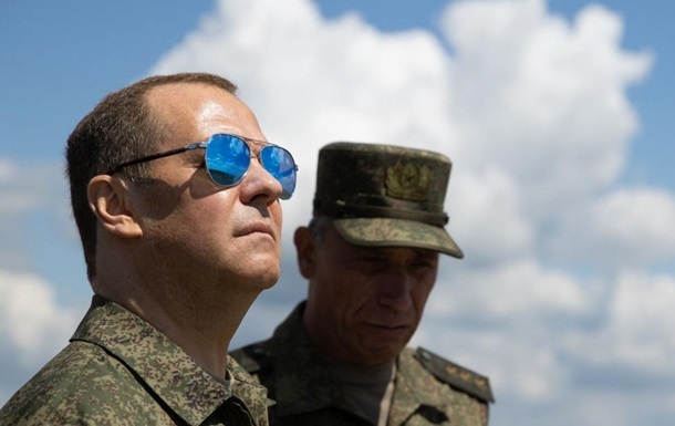 Tomahawk для Украины: Медведев обозвал Трампа и  пригрозил  последствиями