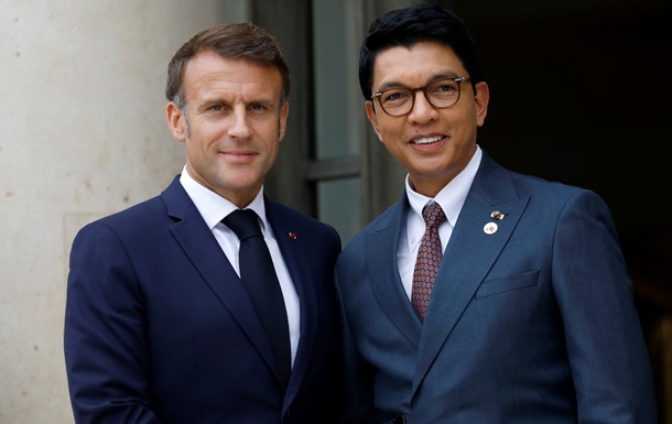 Франція евакуювала президента Мадагаскару через військовий переворот