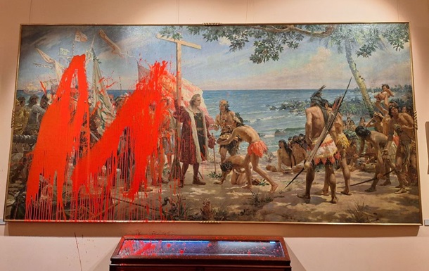 Активістки облили картину про Колумба в Мадриді