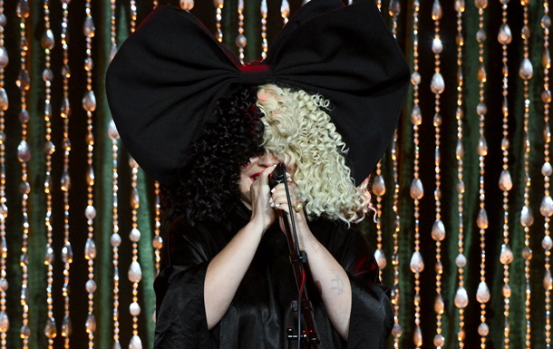 Колишній чоловік Sia вимагає від співачки понад $250 тисяч щомісяця