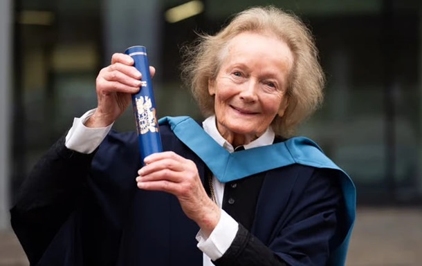 Жінка з Північної Ірландії завершила навчання, яке почала 70 років тому