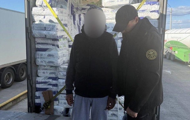 Чоловік ховався в памперсах, щоб в їхати в Україну