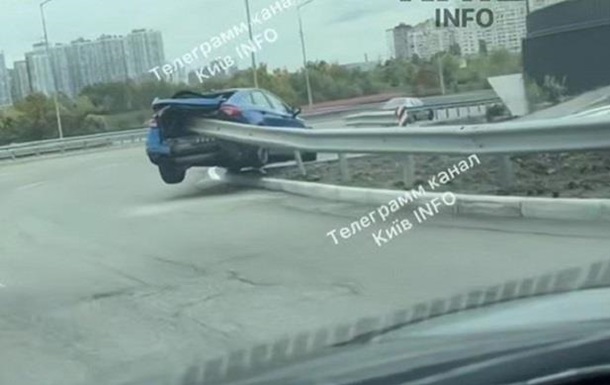 В Киеве автомобиль насадился в отбойник
