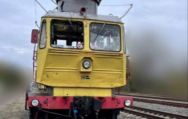 Росіяни вдарили по залізниці у Чернігові: поранено машиніста
