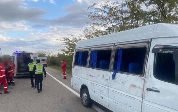 Под Одессой на трассе перевернулся микроавтобус: восемь пострадавших