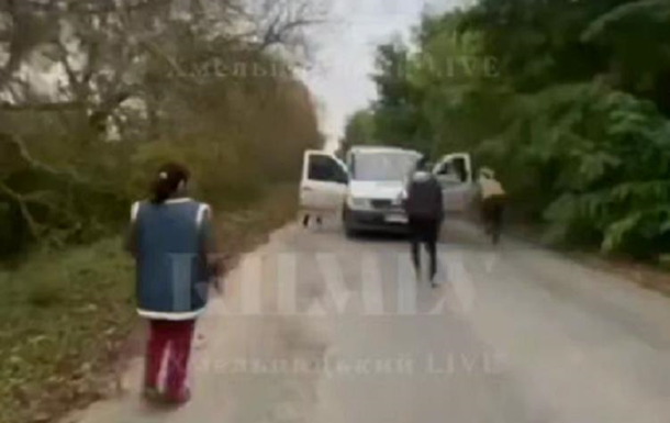 На Хмельниччині сталася сутичка між жінками та співробітниками ТЦК