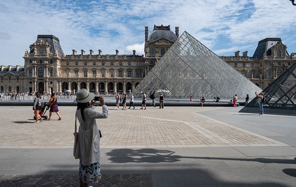 Музей Лувр пограбували в Парижі