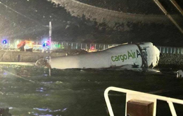 В аеропорту Гонконгу літак викотився у море, є загиблі