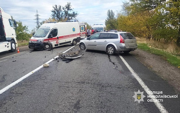 На Миколаївщині зіткнулися легковик та  швидка : є постраждалі