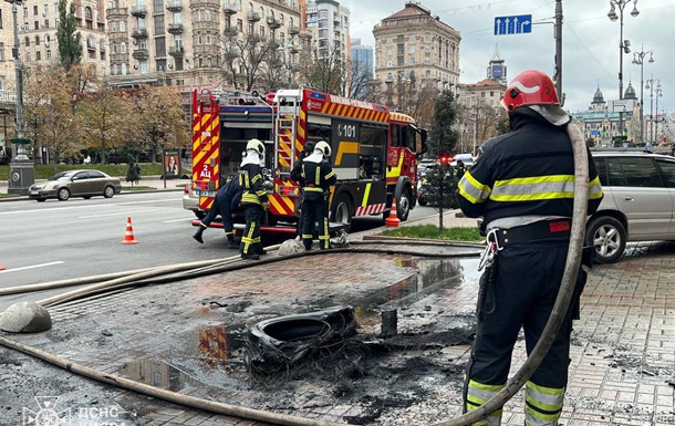 У Києві біля будівлі КМДА чоловік підпалив шини