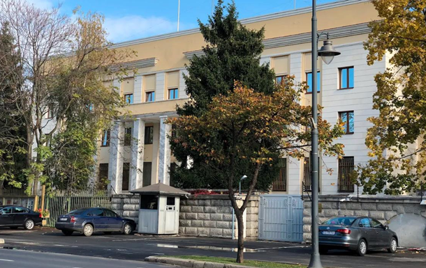 В Румынии мужчина попытался протаранить автомобилем ворота посольства РФ