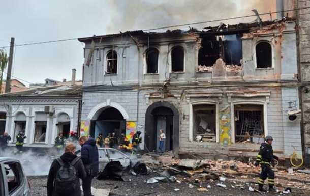 Удар по дитсадку в Харкові: поліція показала перші кадри після влучання
