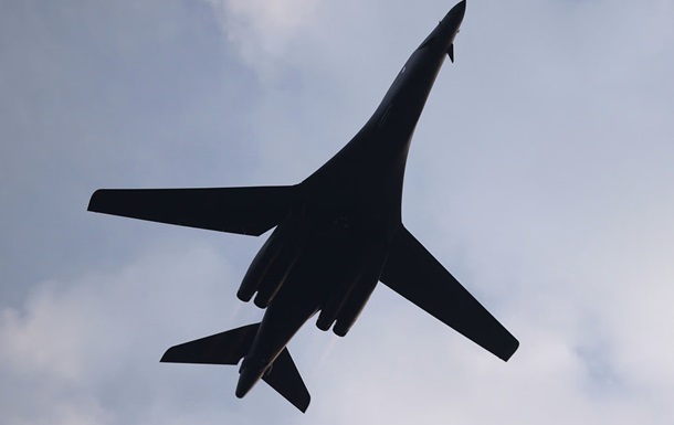 Бомбардувальники напоготові: Трамп заявив про наземну операцію у Венесуелі