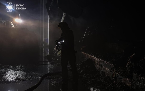 В Киеве почти сутки тушили пожар после удара РФ