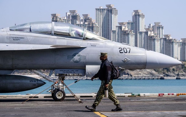 США потеряли истребитель и вертолет в Южно-Китайском море