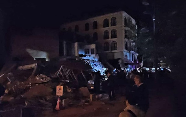 Несколько провинций Турции охватило мощное землетрясение, есть разрушения