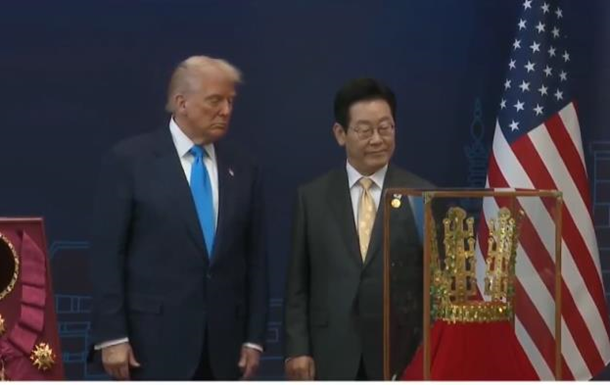 Трамп у Південній Кореї отримав копію золотої корони і найвищу нагороду