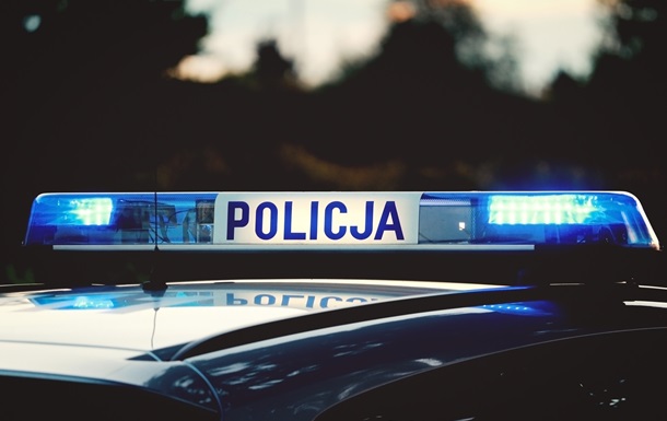 У Польщі затримала чоловіків, які зірвали прапор з консульства України