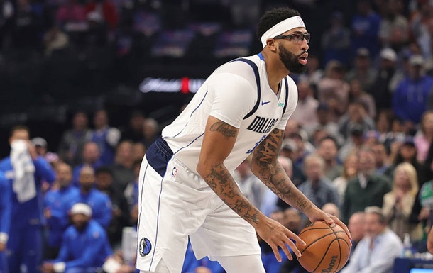 Травмированный Дэвис ушел в начале матча, но Даллас удержал игру с Индианой