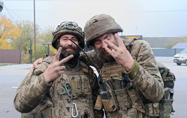 Удерживали позицию более 160 дней: Зеленский наградил двух воинов