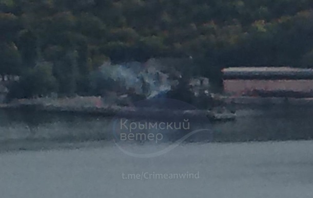У Криму горів військовий корабель РФ - соцмережі